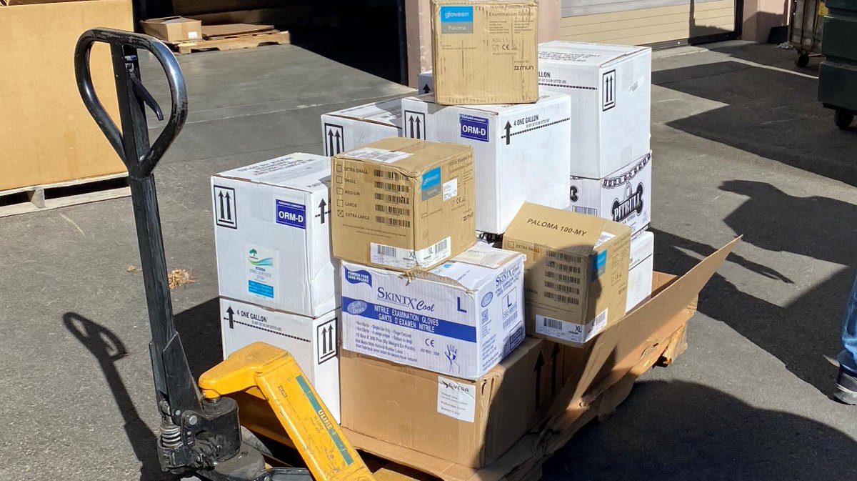 OppVillageLV's tweet photo. Shout out to @nvdems for donating leftover PPE items from their office. They were able to provide us with: 6 cases of water, 8 Boxes of hand sanitizer, 8 Boxes of gloves, 4 Boxes of masks, 1 Box of sanitation wipes, and 7 Boxes of misc. snacks.
#OVCares #ThankYou https://t.co/4OF1UzEkGI