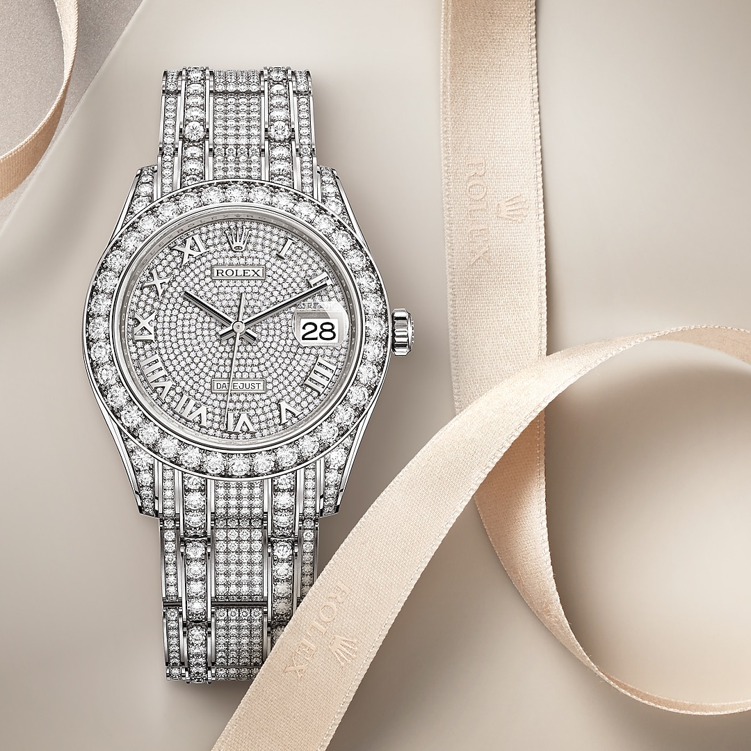 GundersonsJewel's tweet photo. The pearl in the Oyster collection. The Rolex Pearlmaster 39 in white gold and diamonds, 39 mm case, diamond-paved dial, Diamond-set Pearlmaster, rounded five-piece links bracelet. #Rolex #Pearlmaster #OMGundersons https://t.co/QxdAeOzZiL