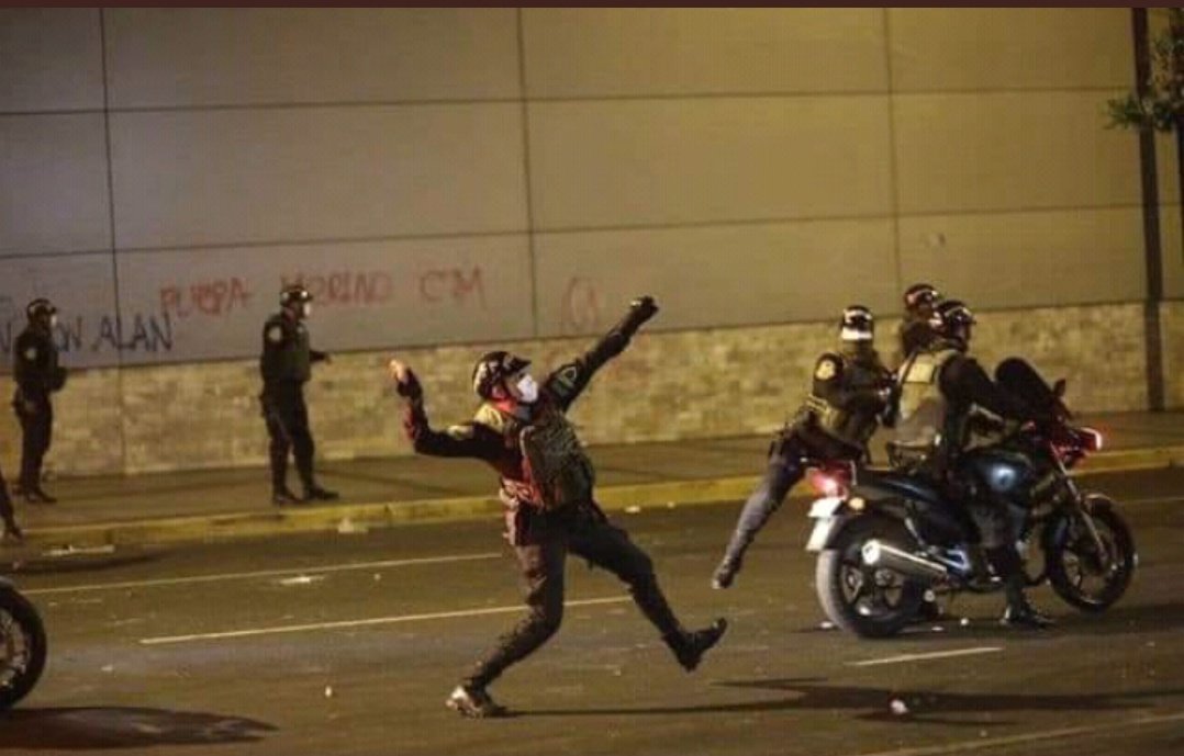 adrilec's tweet photo. Que el mundo se entere de cómo actúan los policías reprimiendo de la peor manera dis que buscando la "Paz" y los medios comprados es el colmo!! 🤬🚨📣
#Peruvschile https://t.co/Uge1Bc0zYh