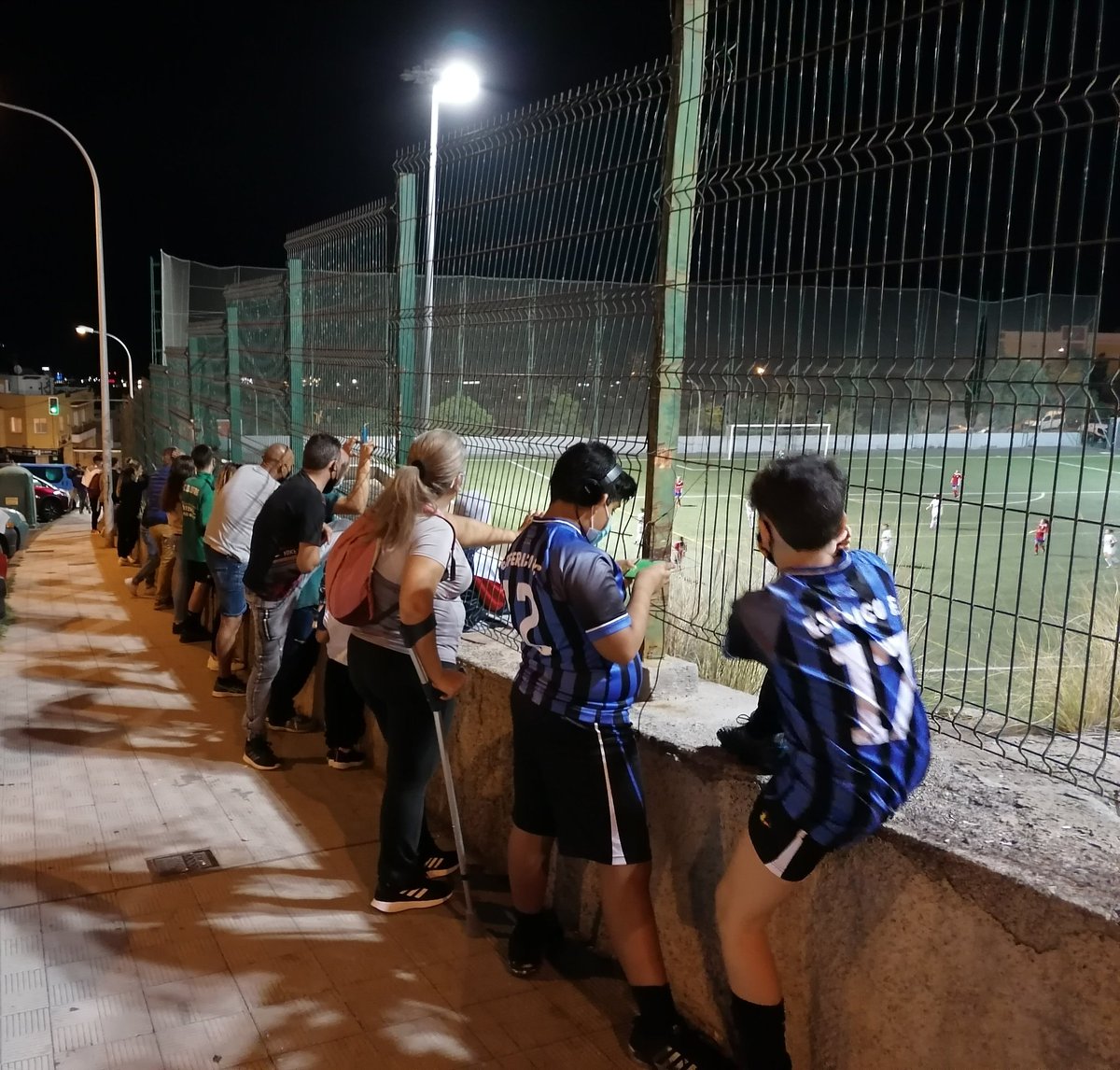 ita_barroso's tweet photo. Prohibida la asistencia de público a los eventos deportivos aunq sea al aire libre.Esta imagen se repite cada fin de semana.Gente apelotonada por fuera,sin distancia.Y yo m pregunto.¿No es mejor permitir la entrada con medidas de seguridad para evitar las aglomeraciones fuera? https://t.co/gMuGed9JRo
