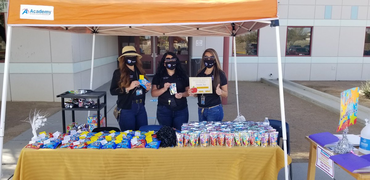 Alopez_JHS's tweet photo. Celebrated our smart cookies this beautiful Friday afternoon 🍪 we are so proud of our Honor Roll hawks! 🙌🏻😊🍎 #TeamSISD #hawkpride https://t.co/YkeRrBS9D6