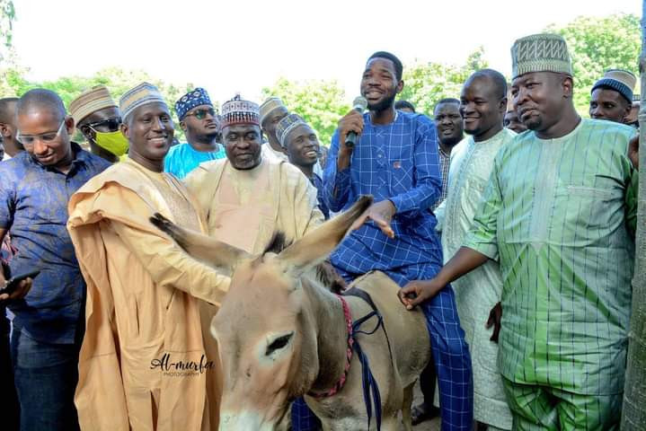 SaharaReporters's tweet photo. Kano Governor, @GovUmarGanduje’s Aide Distributes Donkeys To Empower Youth In State | Sahara Reporters https://t.co/Vros9Kp18D https://t.co/uVOdiQDySq