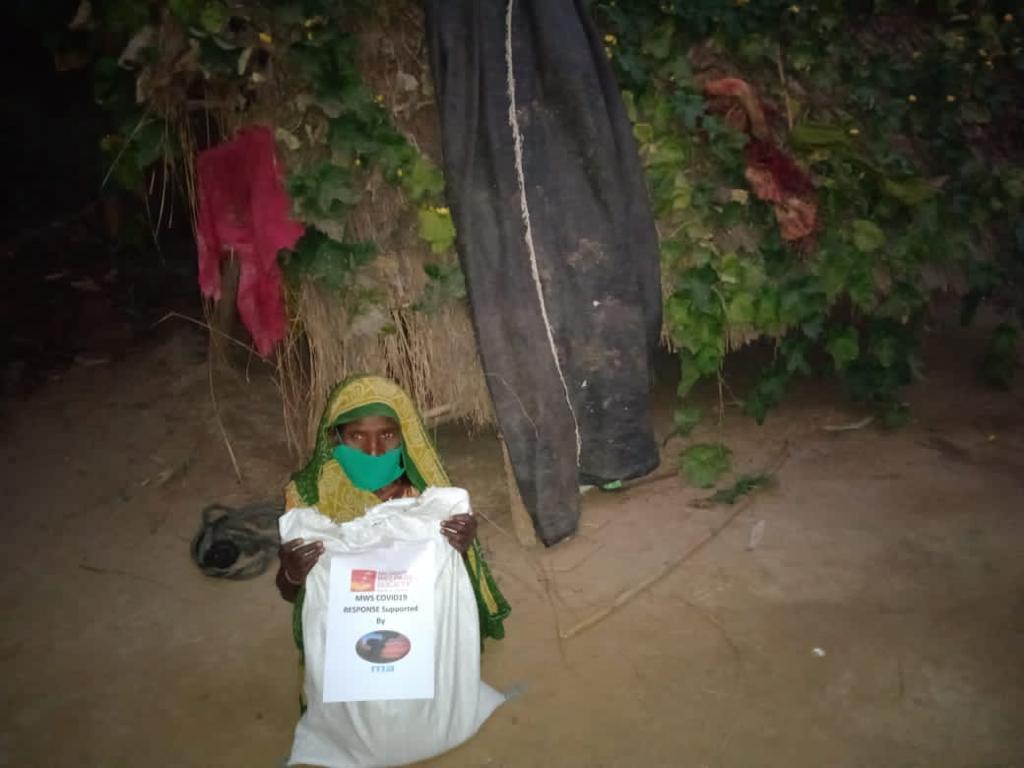 MWSYouth's tweet photo. #227th Day of  #MWS COVID-19 Relief Work
हम रुके नही..हम थके नही...इरादा बस इतना की कोई भूखे पेट सोए नही...
With support from #MaFoundation, this #Diwali #RozgarDhaba team distributed dry ration kits to poor &amp; marginalized 25 women headed &amp; lactating mothers families in Mirzapur. https://t.co/Y2WZGsoocw