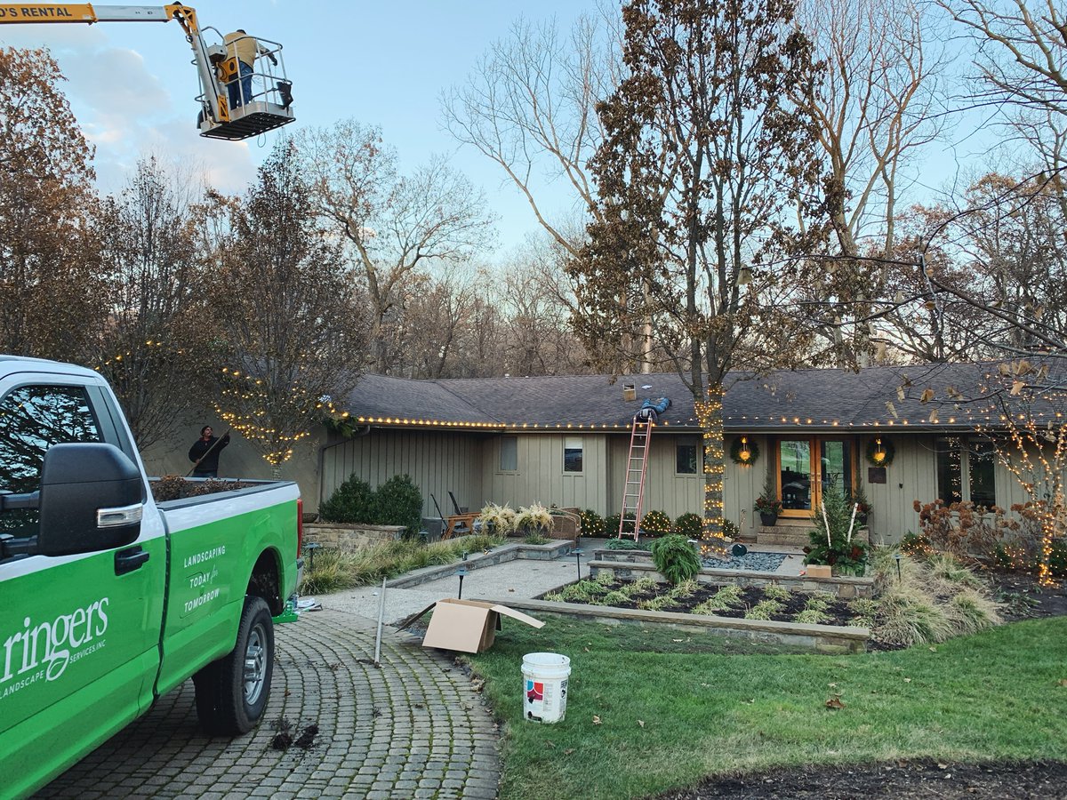 The Holiday countdown is finally here!
🌟6 FRIDAYS LEFT UNTIL CHRISTMAS 🌟
Ringers is here for ALL of your Holiday Needs. 

🎄Holiday Lighting
🌿Holiday Wreaths
💐Planter Arrangements
⛄And More!