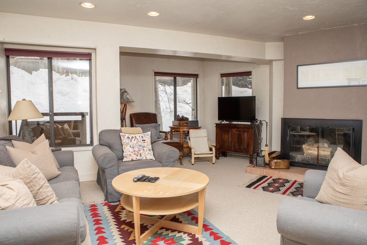 SkyRunVail's tweet photo. Cozy up to the wood burning fireplace after a big day on the mountain! This 3bd/3ba is perfect for friend groups and family getaways! https://t.co/iXPcoYwEKw https://t.co/8tw7TIK4J9