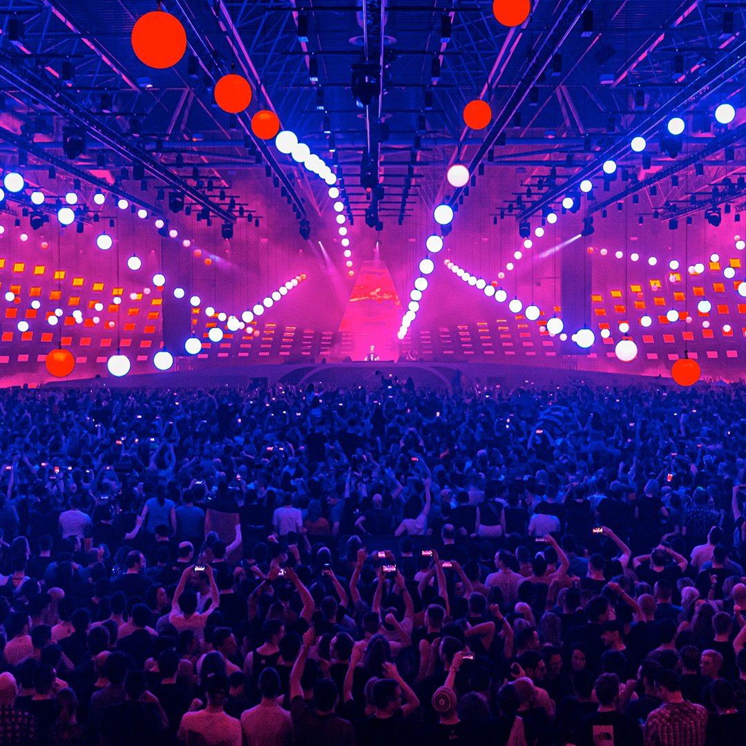 asot's tweet photo. There's just something about these lights that give a magical touch to our mainstage! ✨ What did you think of this playful element at ASOT950 Utrecht? 

#FestivalFlashback #ASOTNL https://t.co/Es3mW1XHIp
