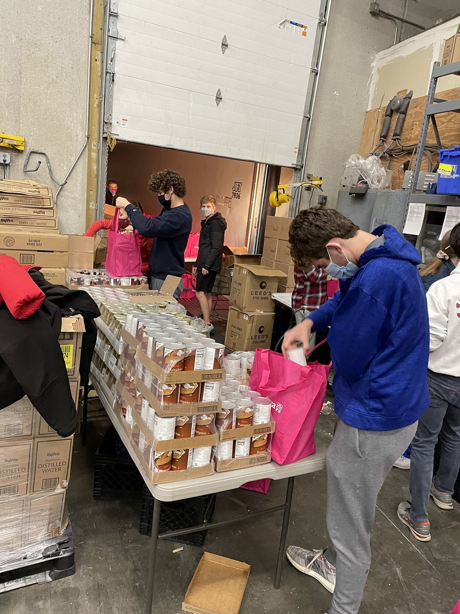 CaptainsLhs's tweet photo. Proud of these students for helping feed those in need! #servantleadership @HyVeeSiouxFalls https://t.co/thlKgI0Elt