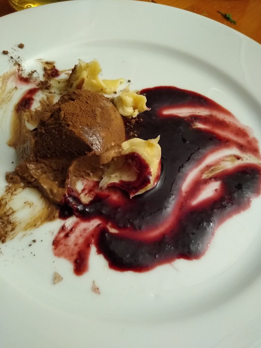 salzzitrone1's tweet photo. #RandomKitchenContent
Schokomousse mit Whiskey aus dem Stoutfass und Rauchsalz, weiße Schoko-Bourbon-Ganache, Heidelbeer-Kirschsoße

Sehr geile Schnäpse von @genussverstaerk 

Jetzt vollgefressen und leicht voll. https://t.co/duNF2urCmB