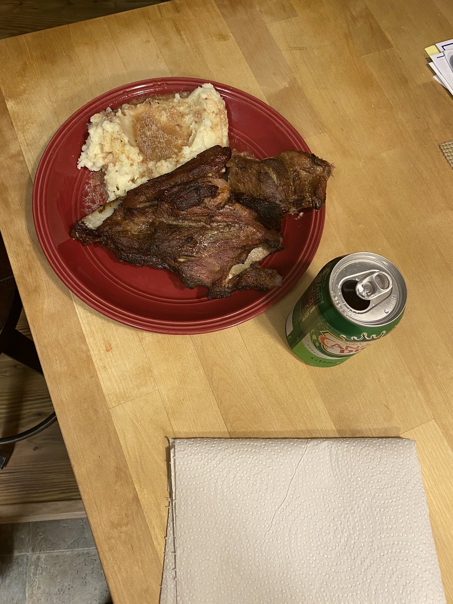 About to eat some gooood Pork & Mashed potatoes mmm https://t.co/PwZnoz5k6C
