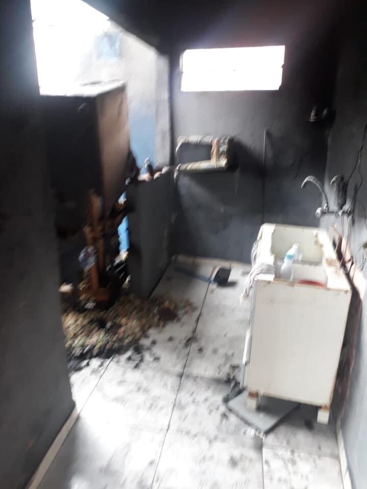 “Oi gente, esse é o Anderson funcionário do meu avô, ele é casado e tem 3 filhos (2 meninas e 1 menino), no dia 13/11/2020 ele saiu a tarde com os seus 3 filhos para uma pracinha pra brincar com eles, na volta pra casa encontrou sua casa pegando fogo e nesse estado. Anderson é ++