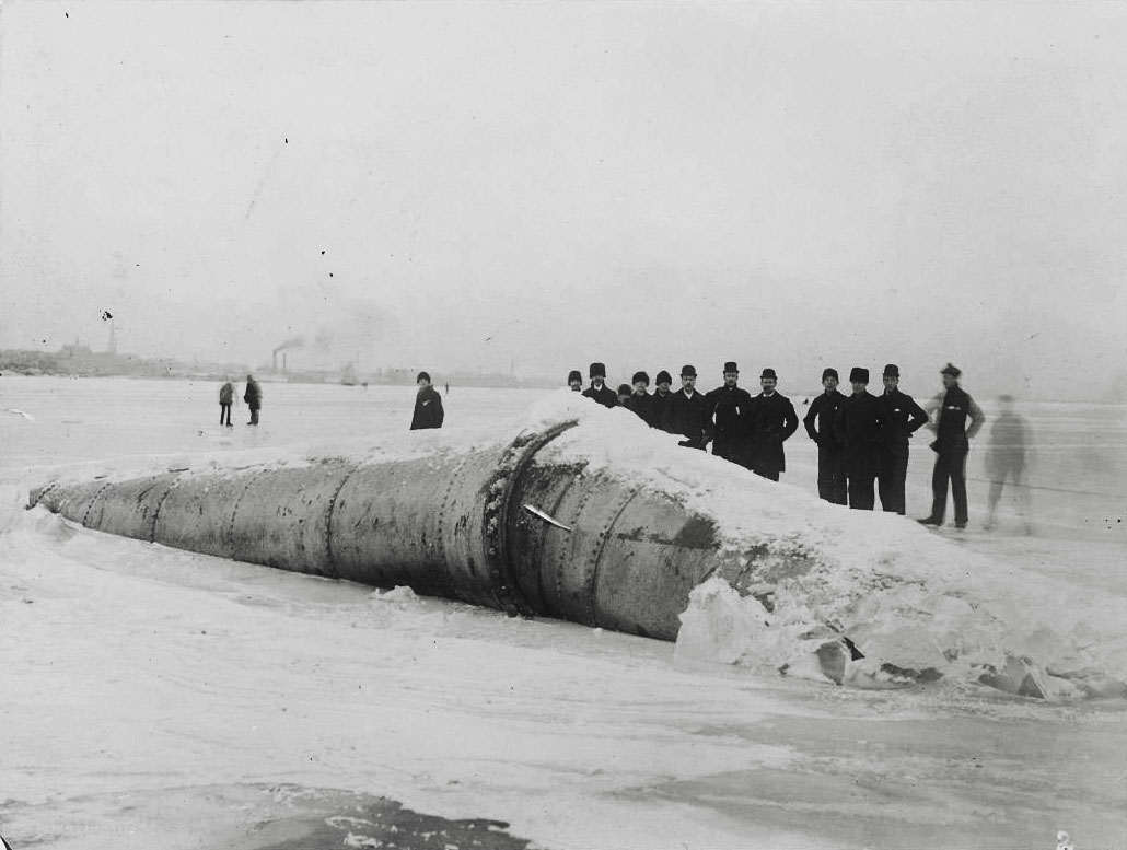 3. Construction was everywhere: new train tracks, telephone wires, sewers and streetlamps were being installed all over.And at the bottom of the harbour, 11 metres beneath the surface of the water, city workers were building a tunnel for a water pipe.