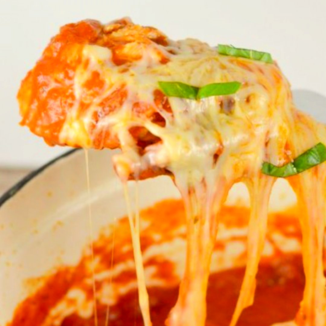 Easy Peasy One Pot Pizza Chicken. COVERED in cheese! Hello, delicious #onepot #Recipes #foodporn bit.ly/3mbb2kE