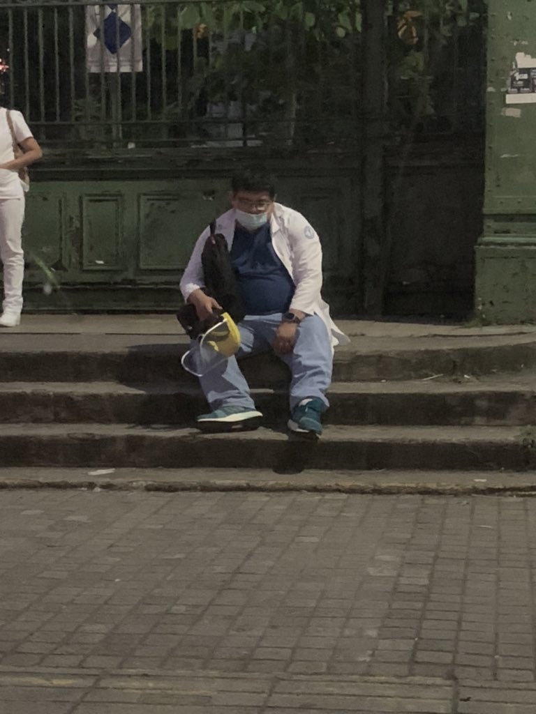 magikarp_q's tweet photo. Él es mi esposo; dormido fuera del hospital esperando que lo vaya a recoger, residente de MI, saliendo posturno (36 hrs) hoy es su cumpleaños. No sabe que le tome esta foto.  
Nadie puede hablar de la carrera de medicina a menos que haya estado en estos zapatos. https://t.co/oEUHQinV1P