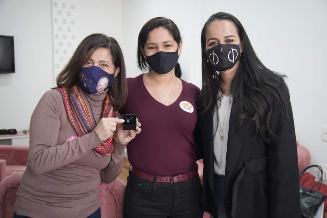 ProfLuciaFranca's tweet photo. Entre uma agenda e outra, um carinho. Obrigada @soulialopes e @eudaianeacessorios pelo belíssimo presente. Vocês fizeram a minha jornada muito mais feliz hoje. Eu adorei. 🧡 Gratidão! https://t.co/SLMYEKyyKV