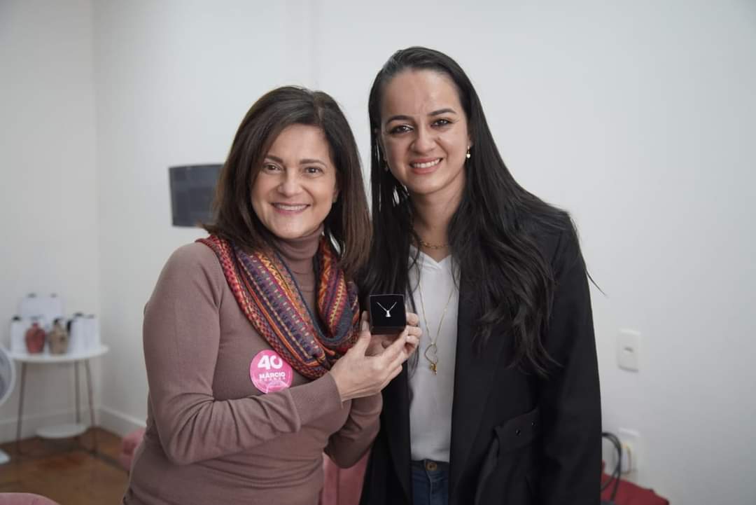 ProfLuciaFranca's tweet photo. Entre uma agenda e outra, um carinho. Obrigada @soulialopes e @eudaianeacessorios pelo belíssimo presente. Vocês fizeram a minha jornada muito mais feliz hoje. Eu adorei. 🧡 Gratidão! https://t.co/SLMYEKyyKV
