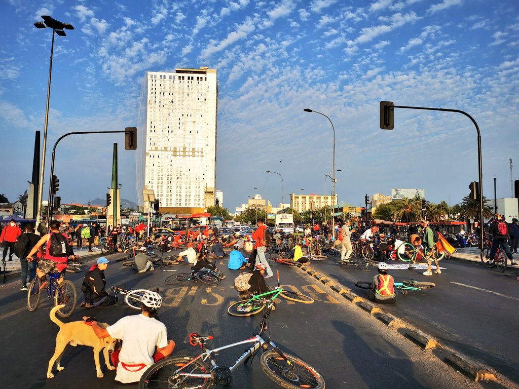 gemmyjones's tweet photo. Y así fue como tod@s los ciclistas detuvimos el tránsito.
Porque no queremos que ningun@ de nosotr@s falte.
#nomasciclistasmuertos 😥🚴♂️
#NoMasCiclistasMuertxs 😥🚴♂️
#FueraHutt 😠👇 https://t.co/hQOBAWNCZA