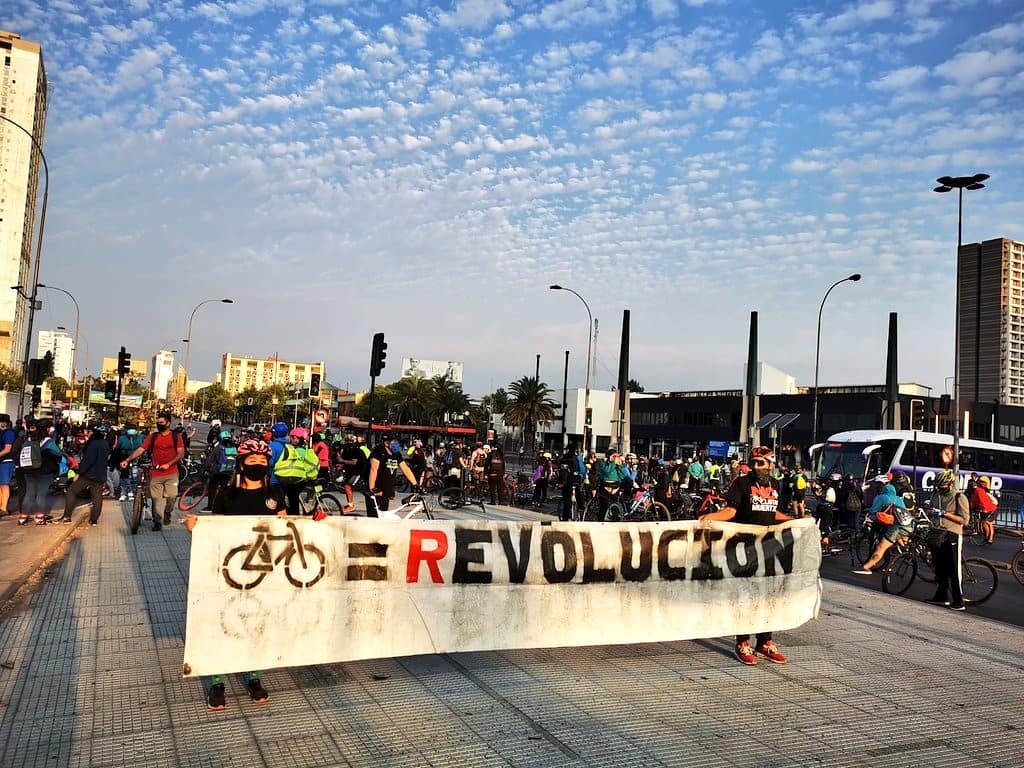 gemmyjones's tweet photo. Y así fue como tod@s los ciclistas detuvimos el tránsito.
Porque no queremos que ningun@ de nosotr@s falte.
#nomasciclistasmuertos 😥🚴♂️
#NoMasCiclistasMuertxs 😥🚴♂️
#FueraHutt 😠👇 https://t.co/hQOBAWNCZA