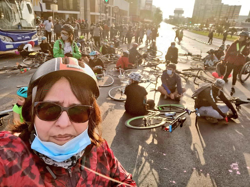 gemmyjones's tweet photo. Y así fue como tod@s los ciclistas detuvimos el tránsito.
Porque no queremos que ningun@ de nosotr@s falte.
#nomasciclistasmuertos 😥🚴♂️
#NoMasCiclistasMuertxs 😥🚴♂️
#FueraHutt 😠👇 https://t.co/hQOBAWNCZA