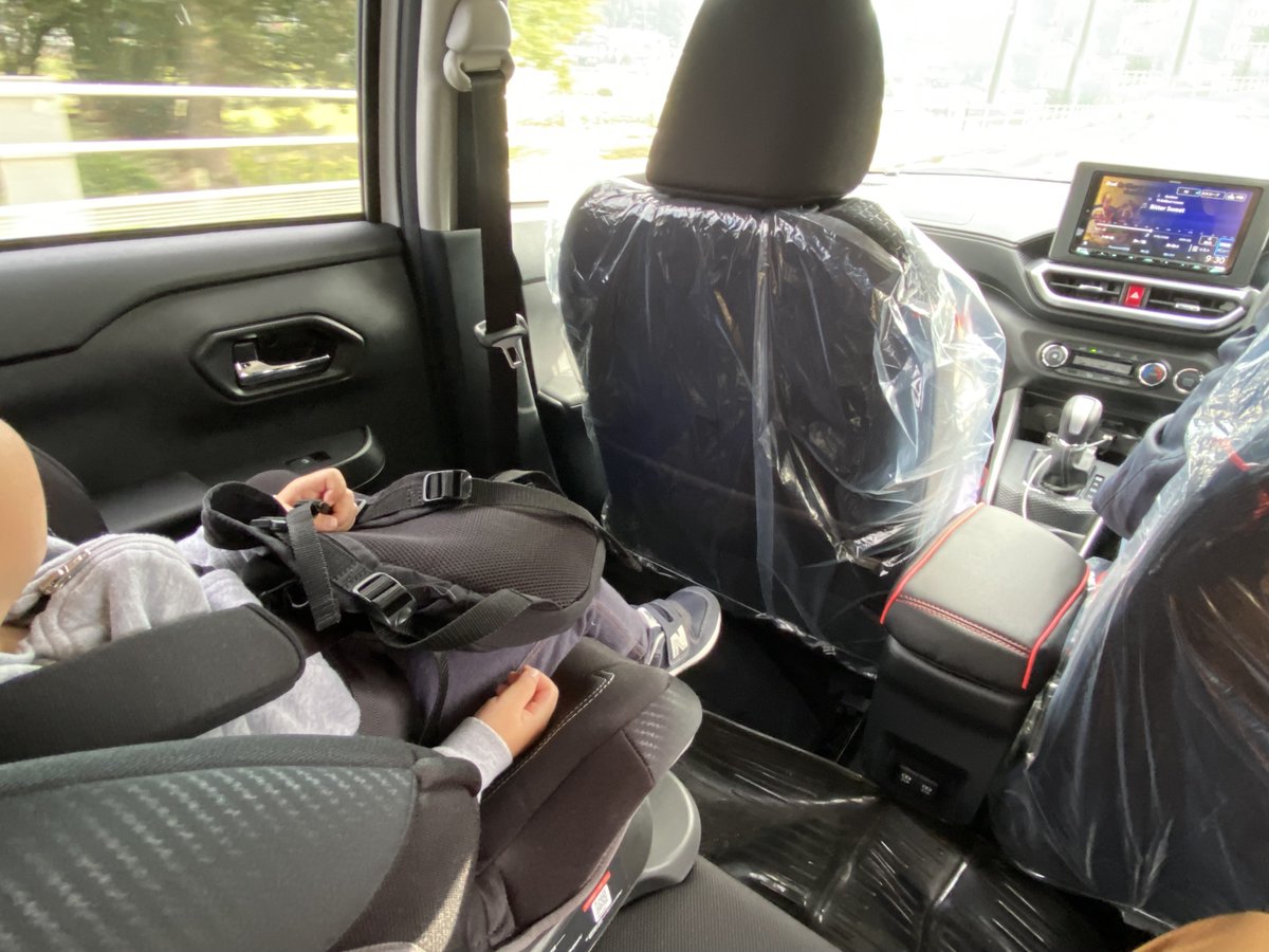 とーまま 3y8m 初めて夫の新車乗った 当たり前だけどキレイ でもシートのビニール私ならすぐ外すけどな と思ったり 今から療育行って終わったら義実家