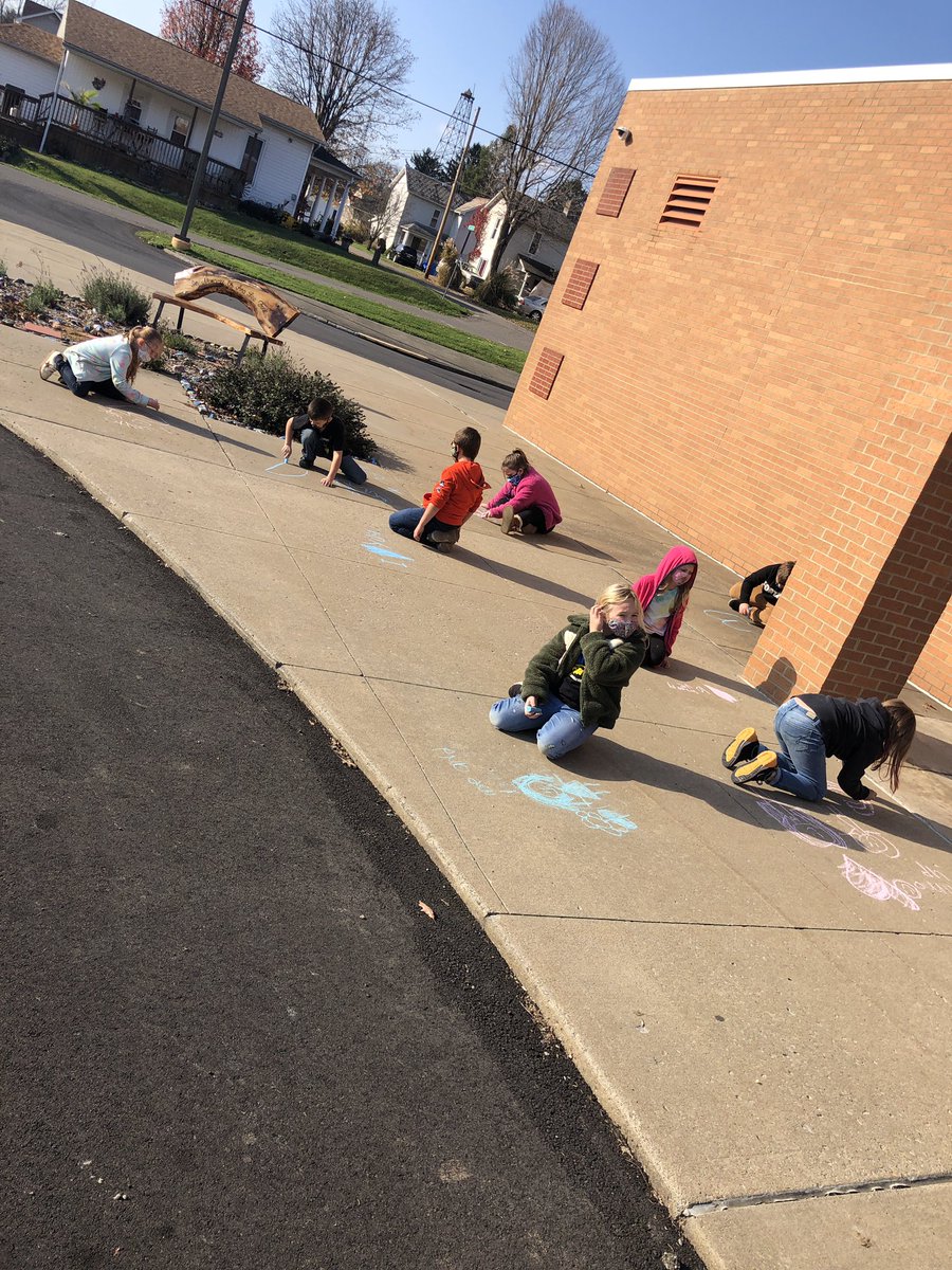 2ndwithMrs_K's tweet photo. Second Grade celebrating the end of “Dude Be Kind” week by leaving kind messages for others to read! #RESrocks @mrscoconis @MrVK_RES https://t.co/qxyCZuu1VQ