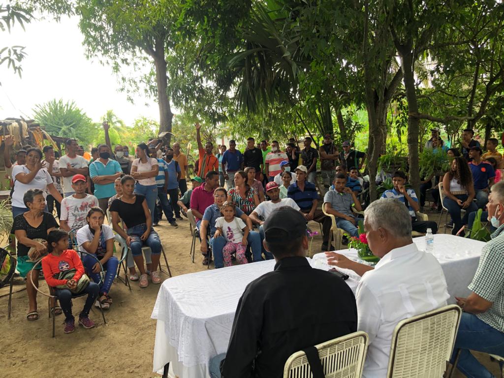 claudioefermin's tweet photo. La responsabilidad de los diputados no es sólo legislar y buscar acuerdos, sino recuperar la confianza de un país frustrado que no cree en nadie. Nosotros sí queremos que el país tenga esperanza y por eso los invito a votar en la tarjeta del mapa de Venezuela #AquíEstáLaSolución https://t.co/rOfbgvJ3fo