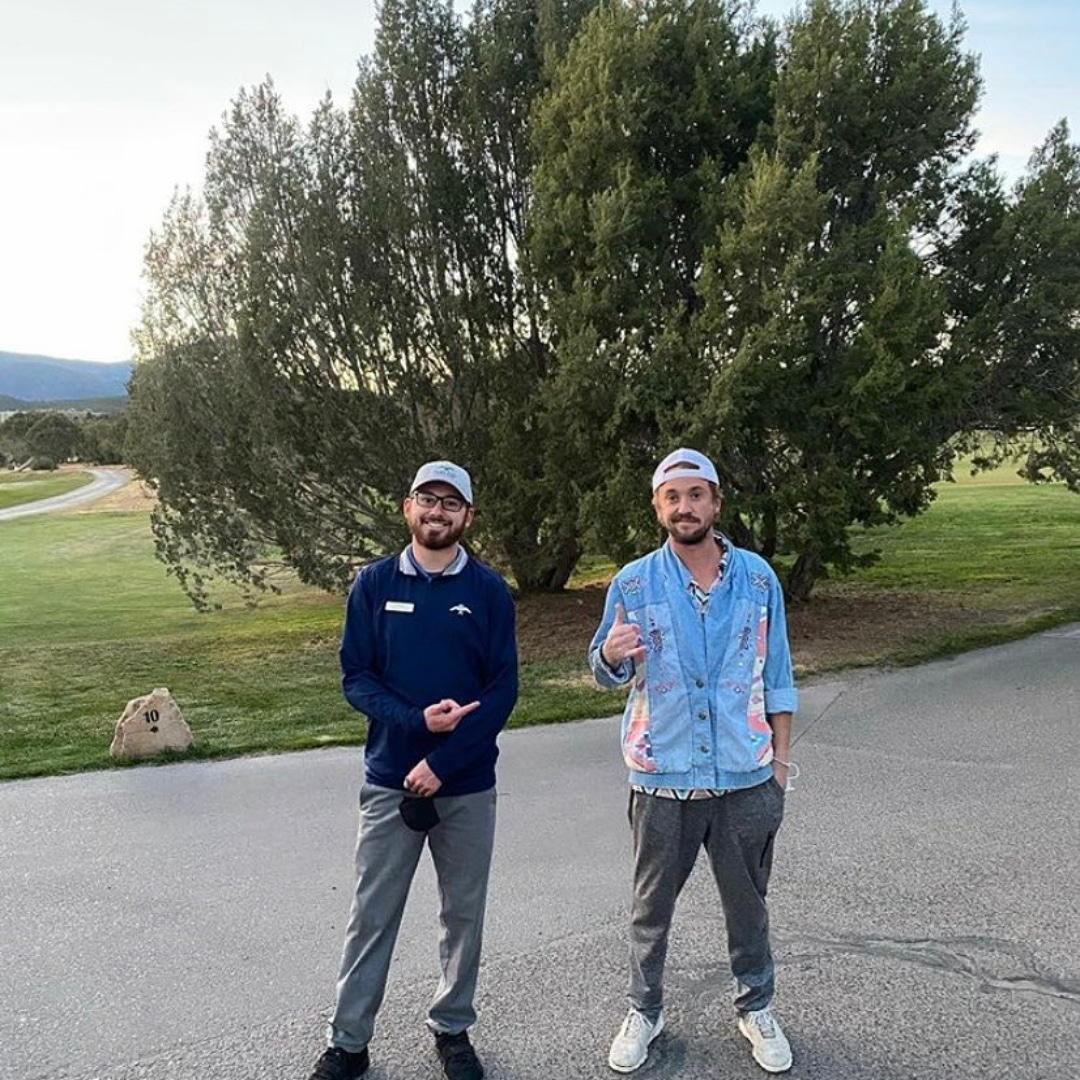 TomFeltonLATAM_'s tweet photo. Un fan acaba de conocer a tom durante su trabajo y publicó su foto en ig 😍 @TomFelton https://t.co/9ZW6mqmh1X