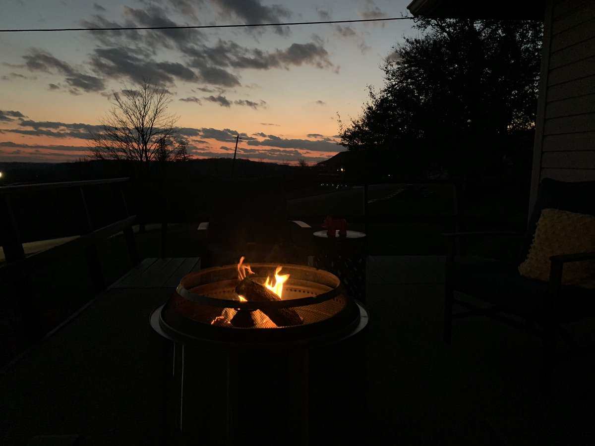 KellyT_55's tweet photo. It’s an @SoloStove kind of night #fireseason https://t.co/J0uqaxueRd