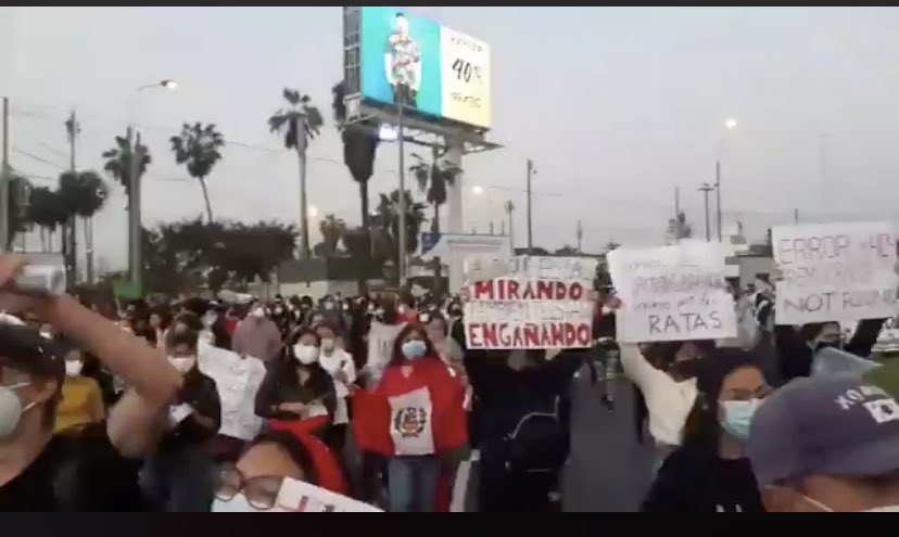 hurgamemoriaPE's tweet photo. Una manifestación nunca antes vista en el Peru, la gente manifestándose contra un gobierno golpista en pleno distrito de La Molina. ¡Gracias a todos los que se hicieron presentes! 👏🏼👏🏼👏🏼👏🏼 🇵🇪 #GolpeDeEstado #MerinoUsurpador #FloresAraozPremierIlegitimo https://t.co/Hw9xw0lz2E