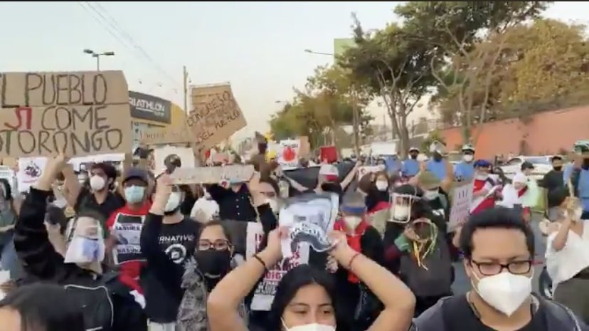 hurgamemoriaPE's tweet photo. Una manifestación nunca antes vista en el Peru, la gente manifestándose contra un gobierno golpista en pleno distrito de La Molina. ¡Gracias a todos los que se hicieron presentes! 👏🏼👏🏼👏🏼👏🏼 🇵🇪 #GolpeDeEstado #MerinoUsurpador #FloresAraozPremierIlegitimo https://t.co/Hw9xw0lz2E