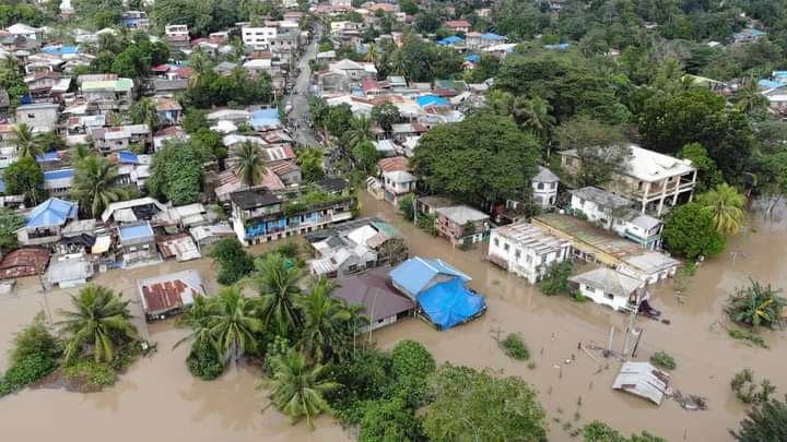 queenqarla's tweet photo. Cauayan City government's latest drone shots of the flooding in the Province of Isabela. People need help. Not tomorrow, not next week. NOW. Walang local news kasi na shut down ABS-CBN Isabela.  #IsabelaNeedsHelp #CagayanNeedsHelp https://t.co/0V1Ey5AXGP