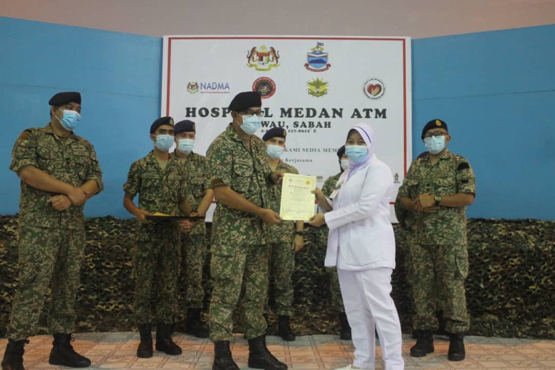 DGHisham's tweet photo. Majlis Penghargaan Kumpulan Pertama Staf KKM yang bertukar keluar dari Hospital Medan ATM dan penyampaian sumbangan Deepavali kepada mereka. Team Malaysia #KitaPerlu Menang. https://t.co/5BFxJbB7MJ