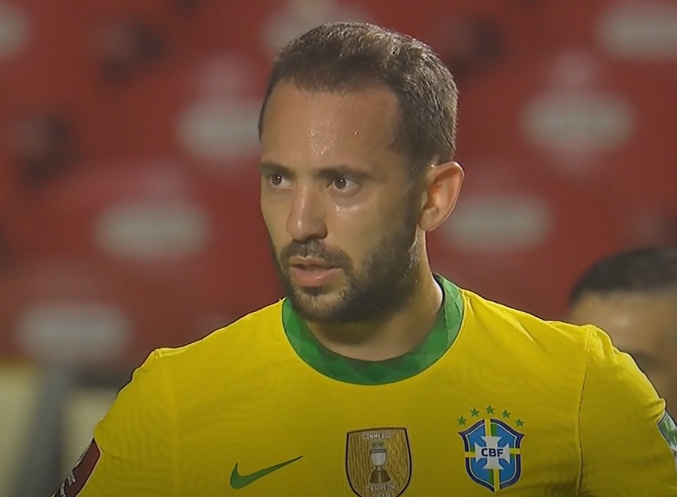 SportsCenterBR's tweet photo. Everton Ribeiro deve continuar sendo o 10 da Seleção? 

🔁 SIM!
❤ NÃO! https://t.co/065dDs4AXW