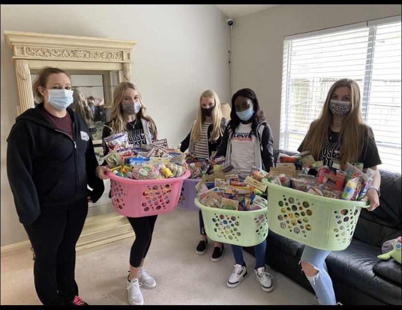 MrsMatteMHS's tweet photo. Today, the BMS Cheerkats dropped off donated crafts supplies to The Treehouse Center. The Treehouse Center is a group home for girls. These 4 girls were able to tour the home and meet some of the girls. To do well, we must do good! Great job CheerKats! https://t.co/Loafr2OfvA