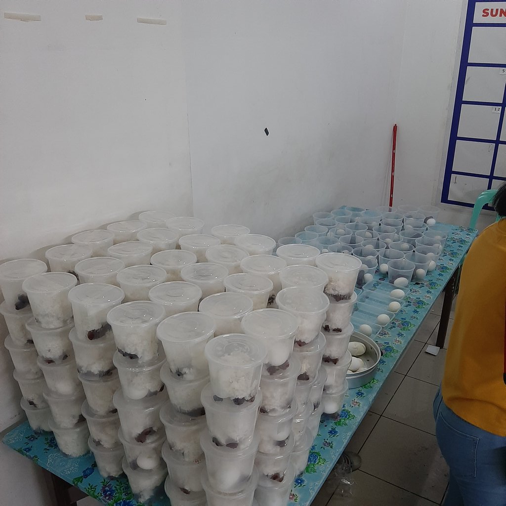 SCMPhilippines's tweet photo. TINGNAN: Kasalukuyang naghahanda ng pagkain para sa relief operations na ilulunsad ang iba't ibang hanay ng kabataan para sa mga nasalanta ng bagyo sa Marikina. 

#ReliefPH
#UlyssesPH
#BangonPH https://t.co/uXpwM7e7Cg