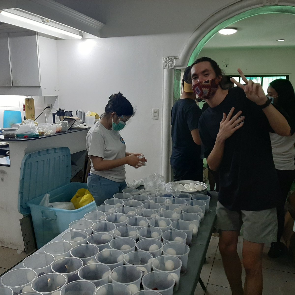 SCMPhilippines's tweet photo. TINGNAN: Kasalukuyang naghahanda ng pagkain para sa relief operations na ilulunsad ang iba't ibang hanay ng kabataan para sa mga nasalanta ng bagyo sa Marikina. 

#ReliefPH
#UlyssesPH
#BangonPH https://t.co/uXpwM7e7Cg