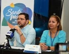 elgordoposada's tweet photo. @mrafael70 @arugeles ¿De qué te quejas enano? si tu a tu izquierda tienes la mujer de un extraditado narcotraficante y la pusiste de Gerente de la @essmar_esp, la de #MiradadeIguana. Te recuerdo que los delitos de sangre no existen, es claro que estatura no te permite dimensionar eso. https://t.co/aZc3c8Ly6z