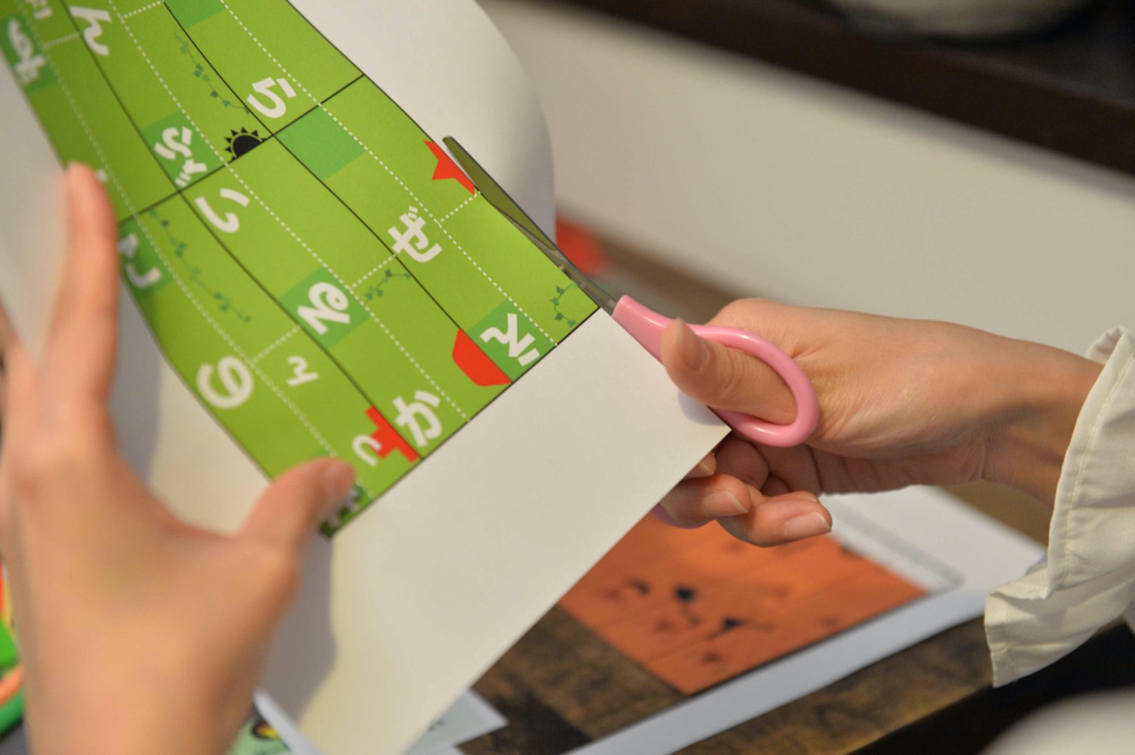 リアル脱出ゲーム 幻のポケモンの森からの脱出 本日情報解禁 スタート 毎年大好評の ポケモン脱出 が今年はオンラインイベントになって登場 自宅やコンビニのプリンターで専用の謎解きキットのデータを印刷し 工作をしながらパズルを楽し