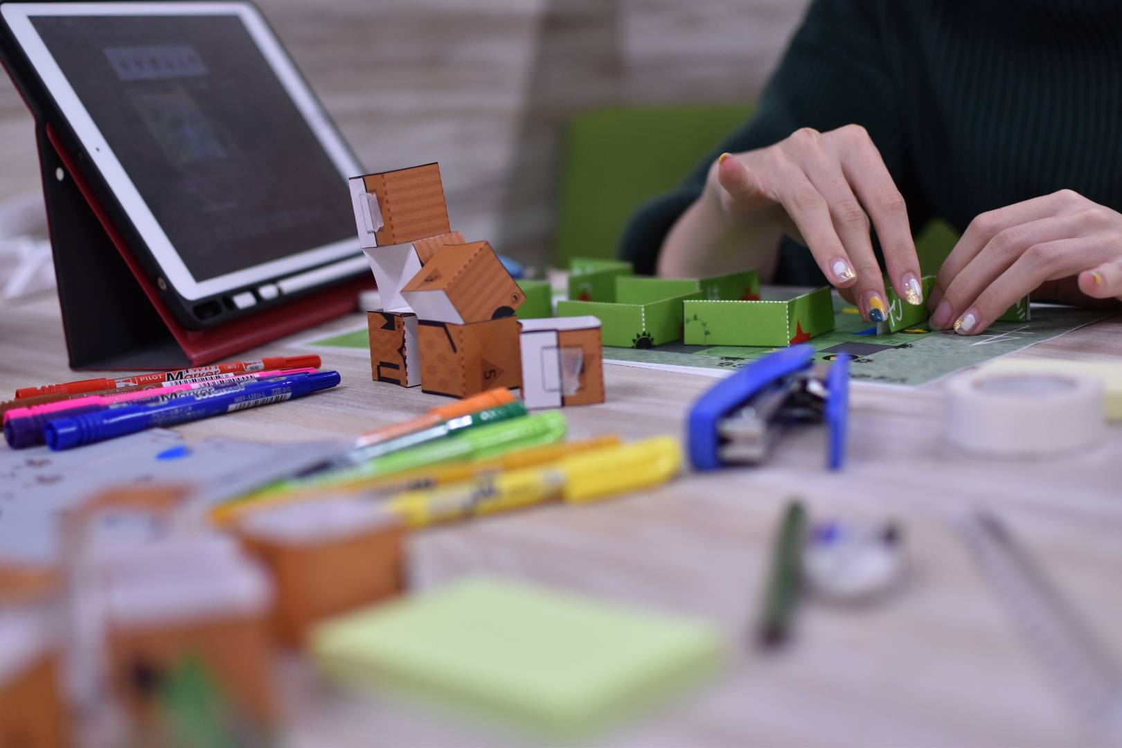 リアル脱出ゲーム 幻のポケモンの森からの脱出 本日情報解禁 スタート 毎年大好評の ポケモン脱出 が今年はオンラインイベントになって登場 自宅やコンビニのプリンターで専用の謎解きキットのデータを印刷し 工作をしながらパズルを楽し