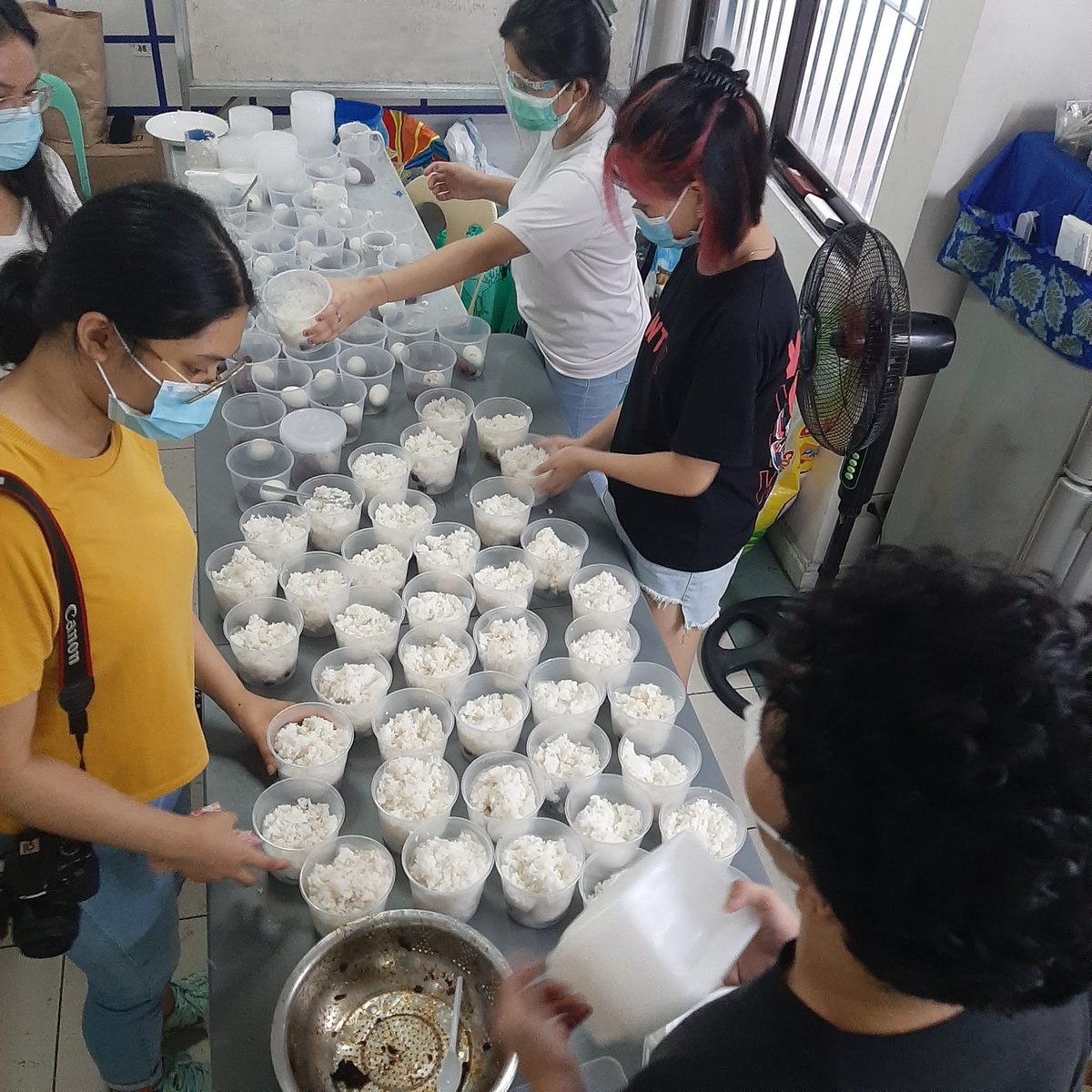 SCMPhilippines's tweet photo. TINGNAN: Kasalukuyang naghahanda ng pagkain para sa relief operations na ilulunsad ang iba't ibang hanay ng kabataan para sa mga nasalanta ng bagyo sa Marikina. 

#ReliefPH
#UlyssesPH
#BangonPH https://t.co/uXpwM7e7Cg