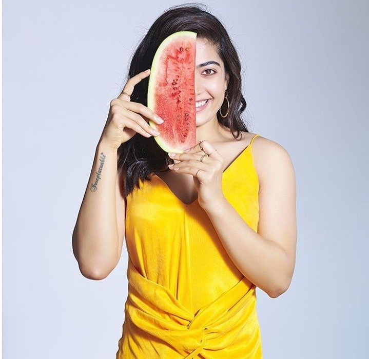 ನನ್ನ ದೇವತೆ ರಶ್ಮಿಕಾ  @iamRashmikaನೀವು ಬಹುಕಾಂತೀಯವಾಗಿ ಕಾಣುತ್ತಿದ್ದೀರಿನಿಮ್ಮ ಸಿಹಿ ನೋಟವನ್ನು ಪ್ರೀತಿಸುತ್ತೇನೆನಿಮ್ಮ ಆರೋಗ್ಯ ಸಲಹೆಗಳನ್ನು ಪ್ರೀತಿಸುತ್ತೇನೆ, ನಿಮ್ಮ ಪದವು ನನಗೆ ಚಿನ್ನದ ಪದವಾಗಿದೆನೀವು ಕಲ್ಲಂಗಡಿಯಂತೆ ಸಿಹಿಯಾಗಿದ್ದೀರಿಸಾಕಷ್ಟು ಪ್ರೀತಿ  ನಿಮ್ಮ ಪ್ರಾಮಾಣಿಕ ಅಭಿಮಾನಿ  #RashmikaMandanna  @iamRashmika