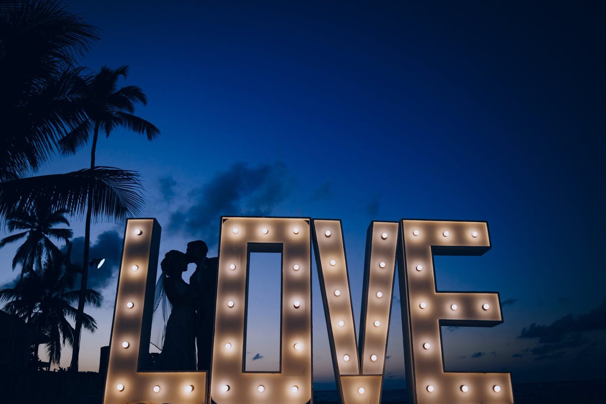 One of our favorite #destinationwedding #pics
Great #photographers make a difference!
#bride 

#LuxuryTravel Let's Plan!
<a href="/1DestinationWed/">Heidi</a>

  #wedding
