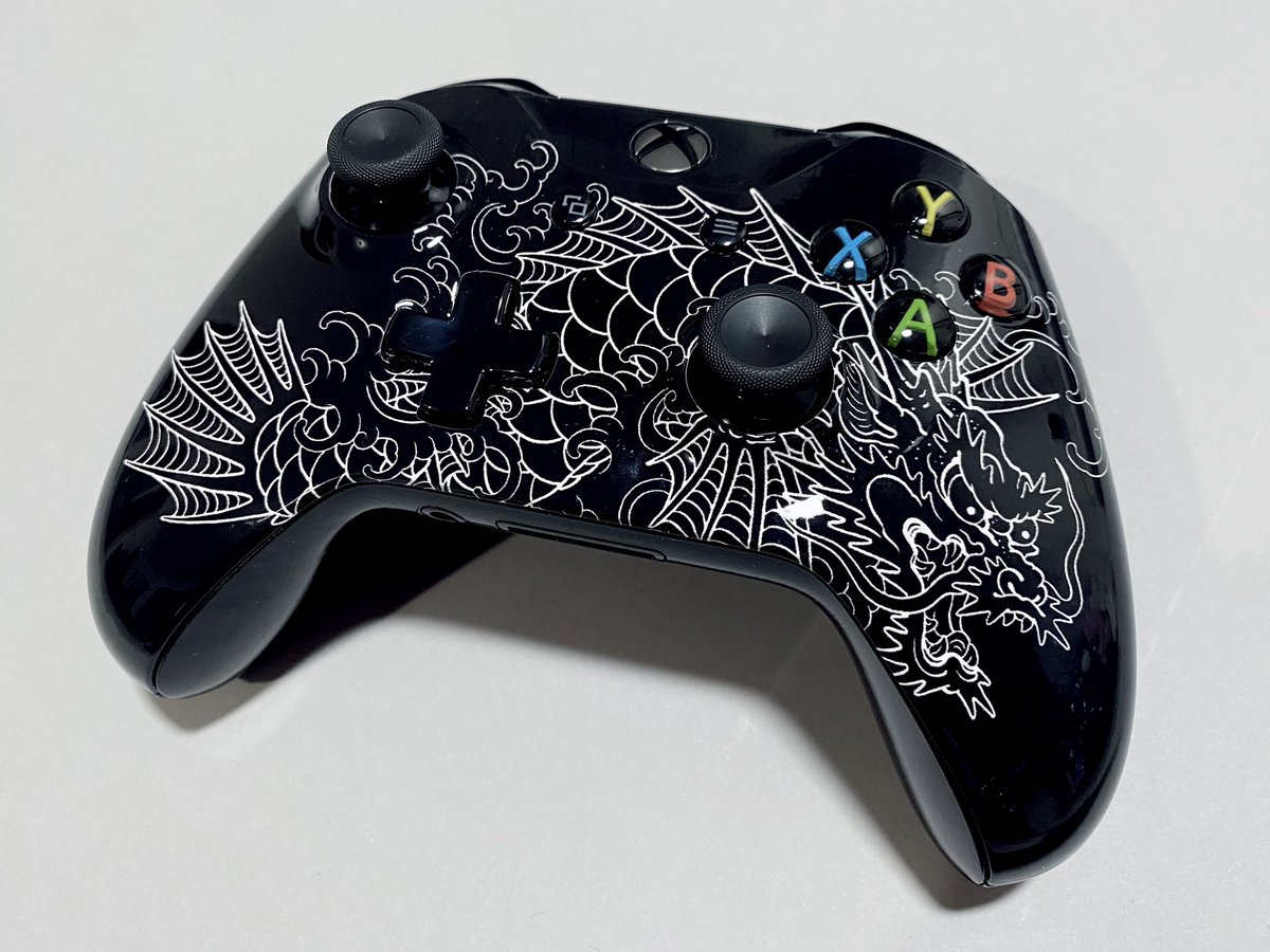 VampyBitme's tweet photo. A huge thank you @RGGStudio @Xbox for my Yakuza: Like a Dragon 🐉 commemorative jacket ❤️ Print by artist  Horitomo and special XBox Controller🤩 Congratulations on the release and cant wait to dive in 🖤

#YakuzaLikeADragon #Gifted #xbox #sega https://t.co/eZGGVxxvul