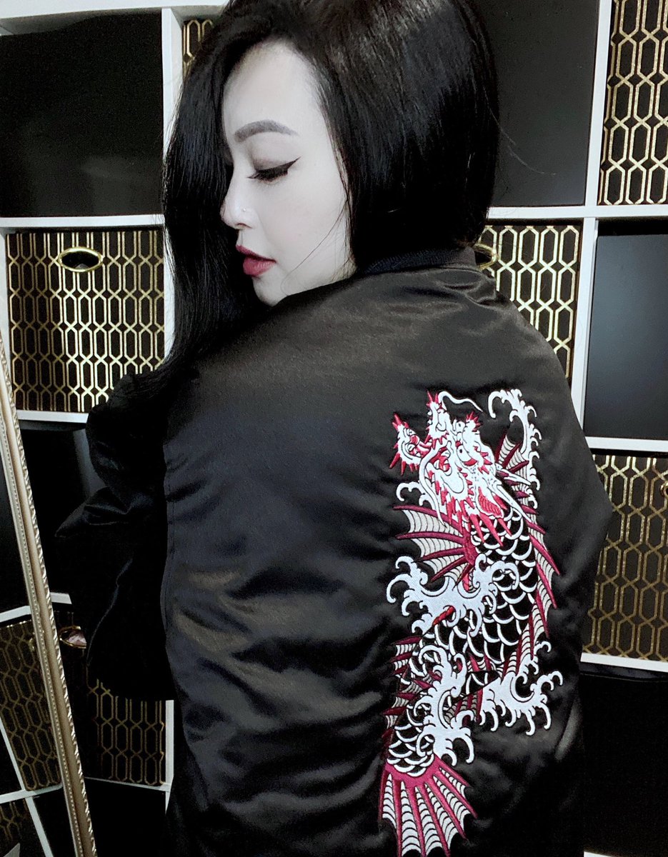 VampyBitme's tweet photo. A huge thank you @RGGStudio @Xbox for my Yakuza: Like a Dragon 🐉 commemorative jacket ❤️ Print by artist  Horitomo and special XBox Controller🤩 Congratulations on the release and cant wait to dive in 🖤

#YakuzaLikeADragon #Gifted #xbox #sega https://t.co/eZGGVxxvul