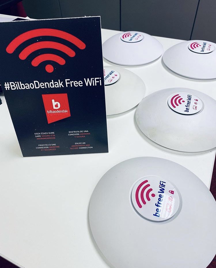 B10Suuma's tweet photo. Terminamos la semana ampliando la red #Bilbaodendakfreewifi en los centros de @cap_languages #innovacion y #digitalizacion del #comerciolocal de #bilbao Super trabajo de @bilbao_Dendak 
#Belocaleverywhere https://t.co/p2ZHOpeVTv