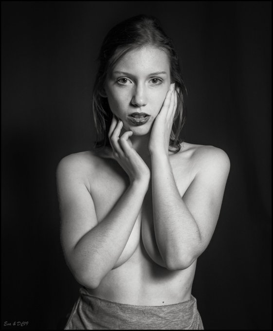 Un portrait (plus sage) pour vous souhaiter une belle nuit 🌙 #photographie #portrait #noiretblanc https://t<a href="/tag/portrait"class="tags"><span>#portrait</span></a><a href="/tag/photographie"class="tags"><span>#photographie</span></a><a href="/tag/noiretblanc"class="tags"><span>#noiretblanc</span></a>