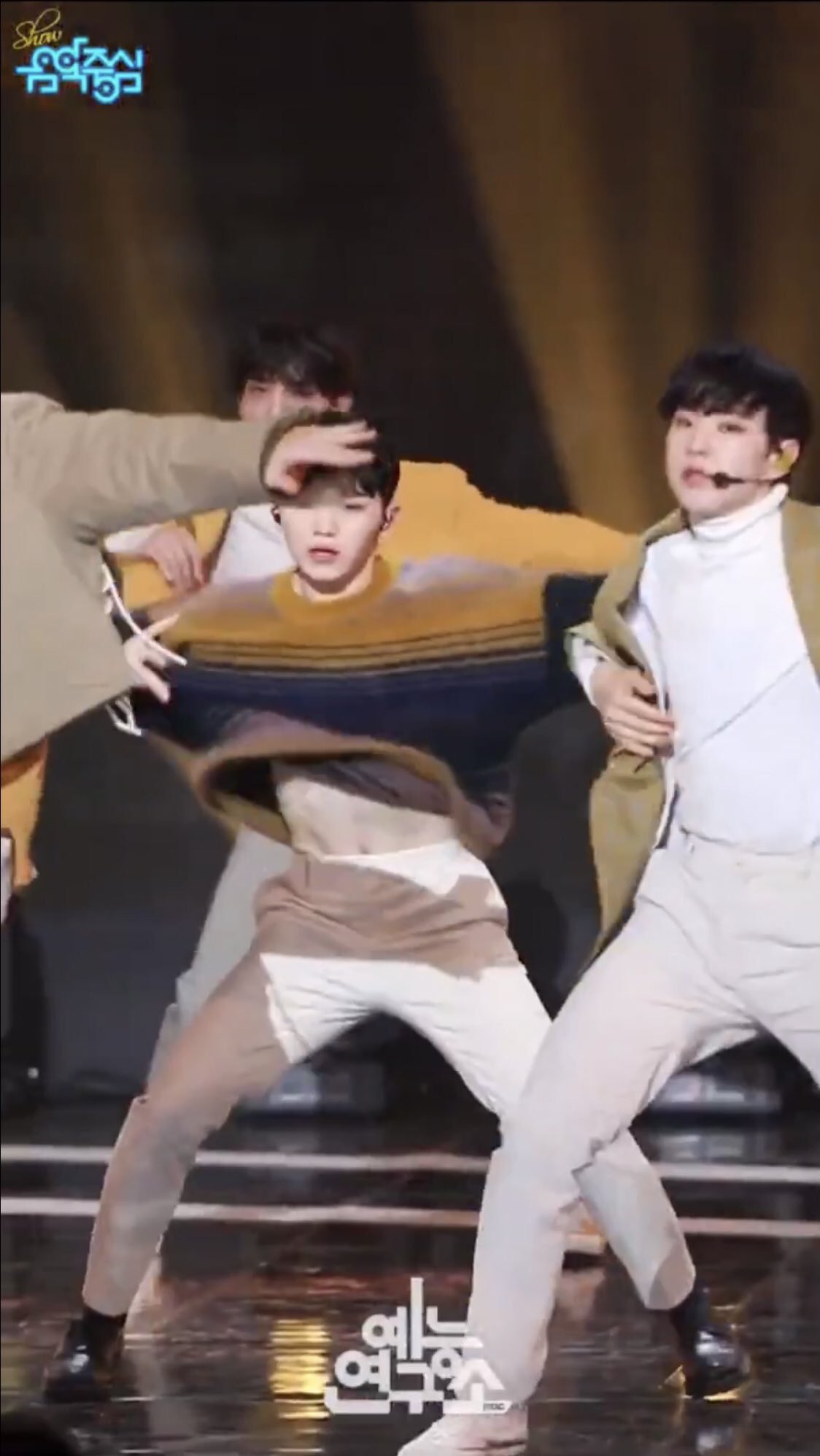 モモンガ ウジは腹筋が凄い これは冗談じゃない そーですね 涙 ホシは2年間週5で来てる 以前はなかった腹筋も今ある そーですね 涙 モモンガさんのライフはもう0よッッッッ