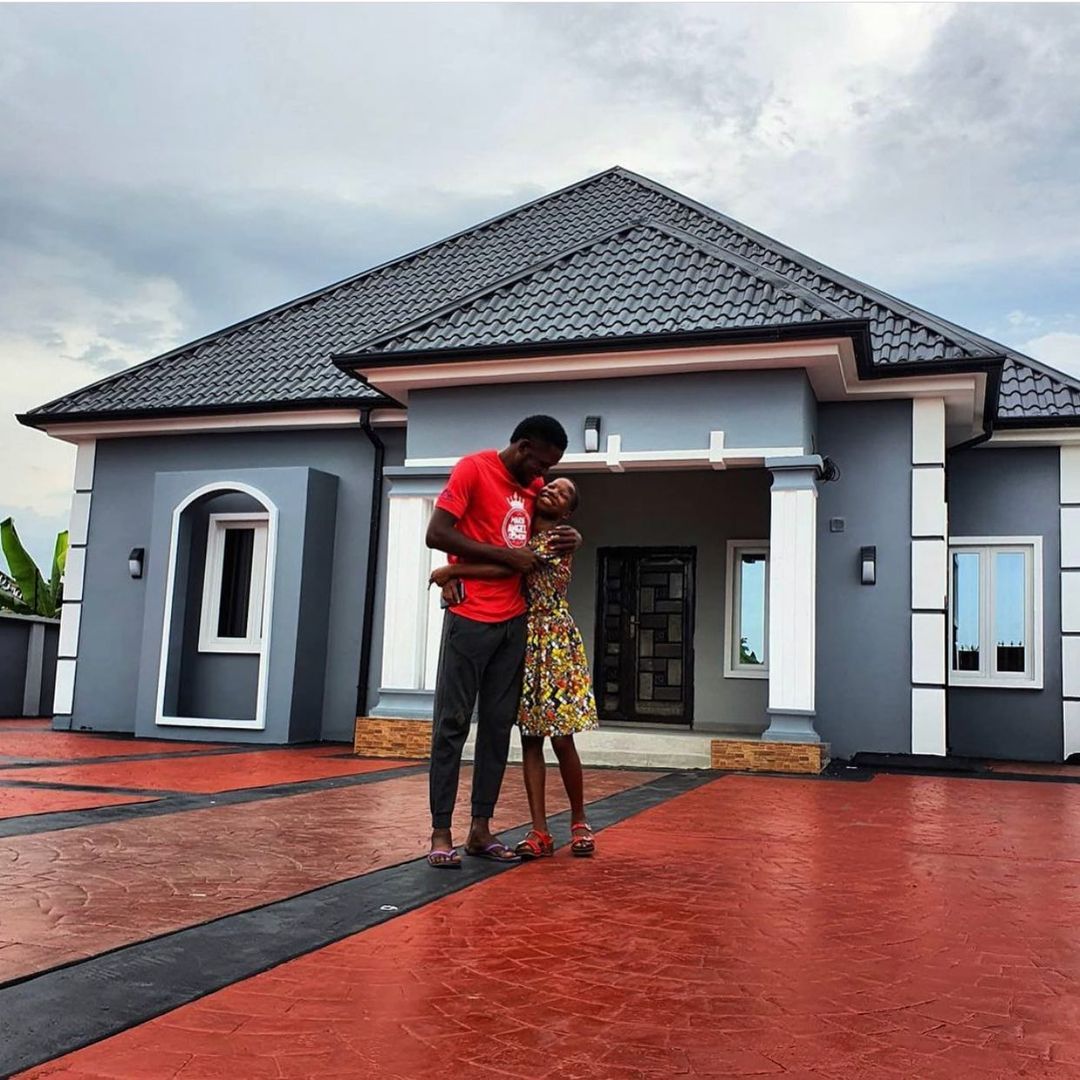 daytodayblogs's tweet photo. Kid comedienne Emmanuella unveils the new house she built for her mum. 👏❤🙏 #Diwali https://t.co/O8XqooNbcb