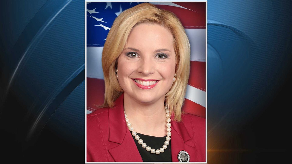 Iowa Republican Congresswoman-elect Ashley Hinson, 37, tests positive for coronavirus. She is a two-term state representative and a former television news reporter and anchor.  @GOP  https://desmoinesregister.com/story/news/politics/2020/11/12/ashley-hinson-tests-positive-coronavirus-iowa-1st-congressional-district/6263580002/