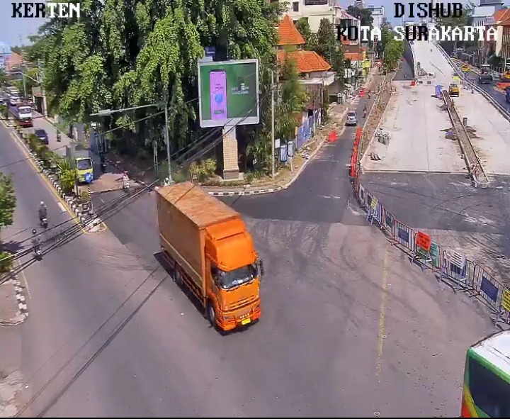 13.24 CCTV Lalin Kerten Lancar <a href="/sekitarSOLO/">Solo</a> Hati Hati Masih ada pekerjaan jalan Overpass Purwosari @RiafmSolo @SOLOPOSFM Selamat siang selamat beraktivitas
