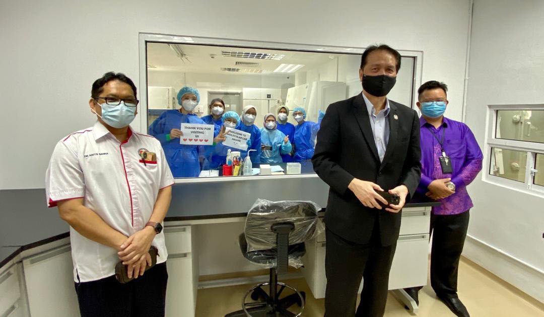 DGHisham's tweet photo. Pd akhir bulan Ogos 2020 saya berada di Sabah. Saya sempat melihat sendiri kesiapsiagaan makmal (MKAKK) yg telah dipertingkatkan keupayaan melaksanakan RT-PCR kpd 2,500 ujian seharian. Saya sempat melibat urus dgn warga KKM di lapangan memdengar segala isu &amp; cabaran terkini https://t.co/vKP37N50j3